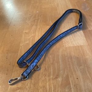 27-52” bag strap in great condition Grey silver